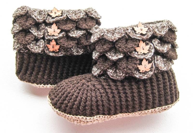 Braune Und Cremefarbene Krokodilstich-stiefel - Drachen-Skala-Hausschuhe Damen-Häkelstiefel Mit Holzknöpfen von ArtistBeeBee