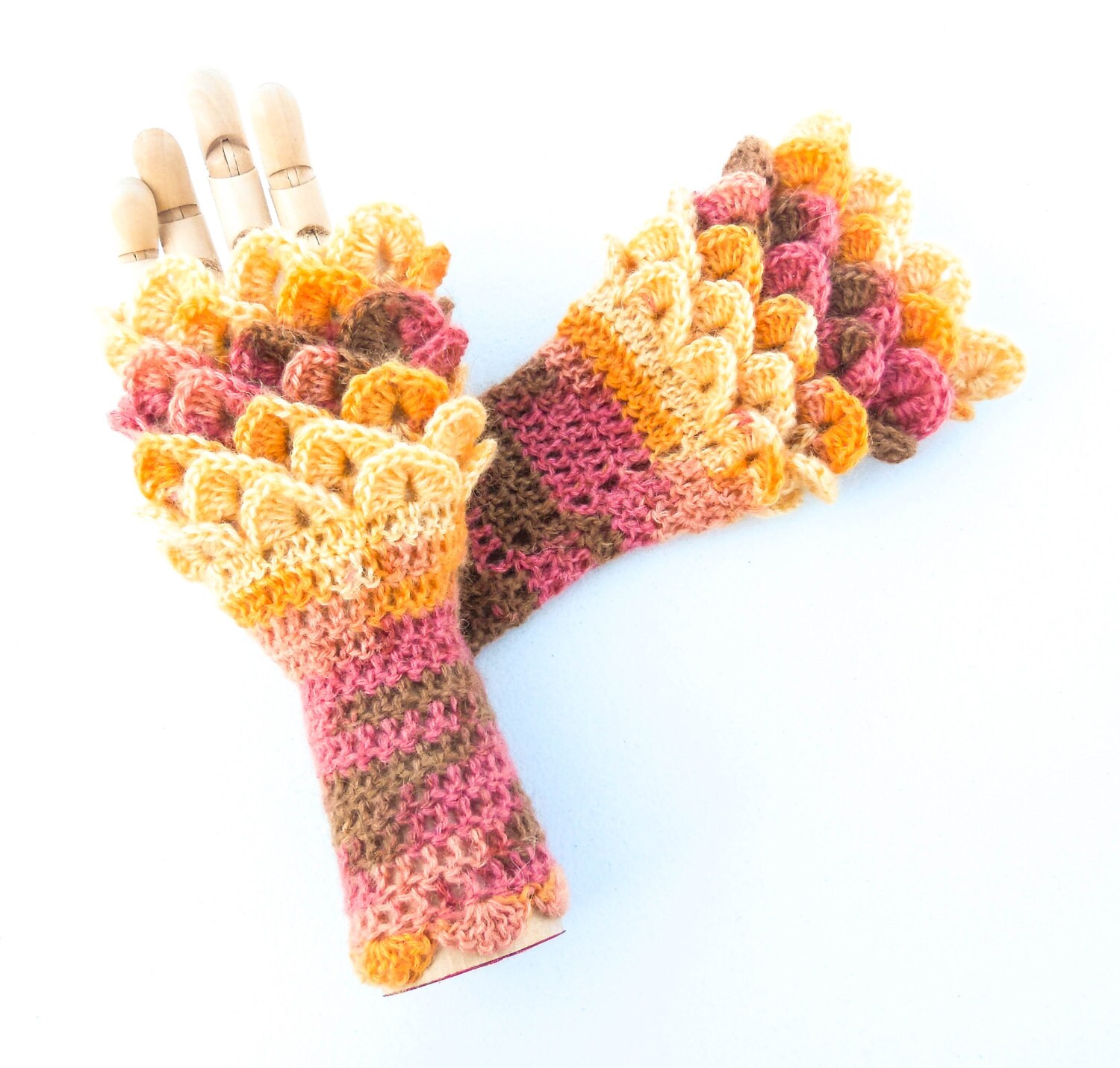Drachenschuppe Pulswärmer - Krokodil Stitch Fingerlose Handschuhe Damengrößen Angora Häkelhandschuhe von ArtistBeeBee