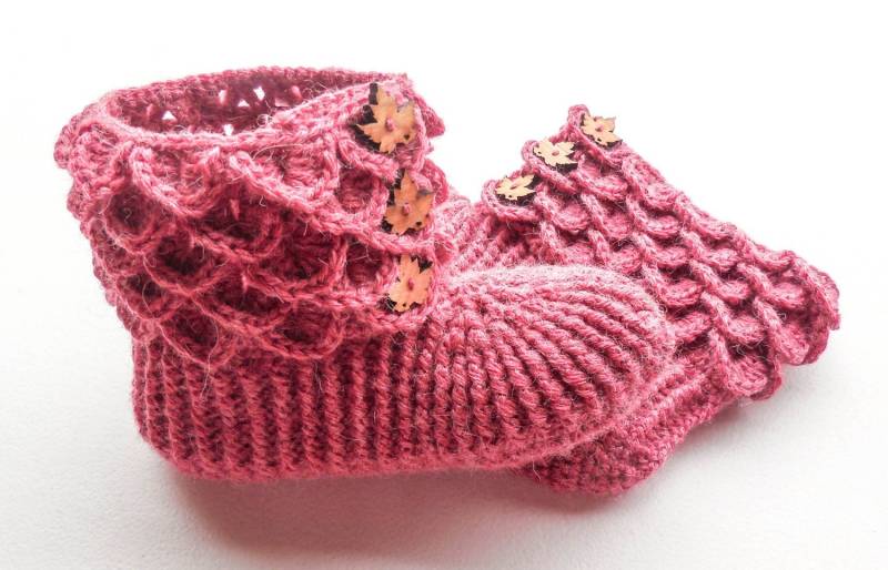 Drachenschuppen-Hausstiefel - Erwachsenengrößen Gehäkelte Alpaka-Hausschuhe Mit Holzknöpfen Krokodilstich-stiefel von ArtistBeeBee