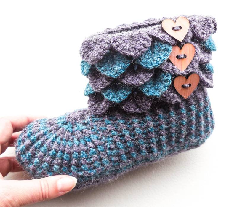 Drachenskala Alpaka Stiefel - Damen Häkelhausschuhe Erwachsenengrößen Krokodilstich Hausschuhe Mit Holzknöpfen von ArtistBeeBee