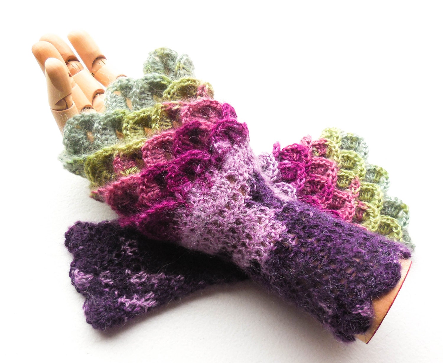 Krokodil Stitch Fingerlose Handschuhe - Drachenschuppen Damengrößen Gehäkelte Angora Armstulpen von ArtistBeeBee