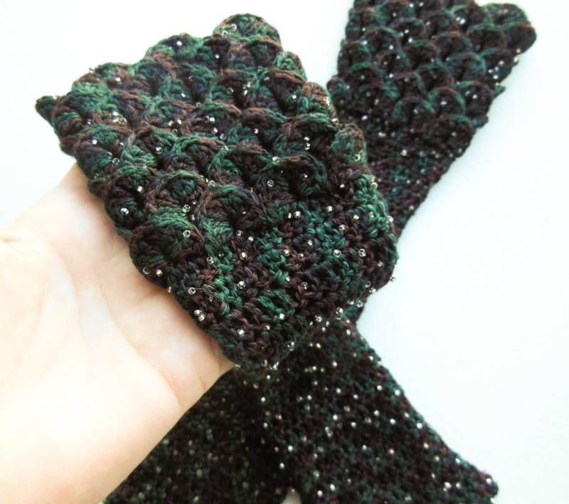Silk Dragon Scale Fingerlose Handschuhe - Damen Größen Handbemaltes Seidengarn Mit Silber Oder Gold Perlen Krokodilstich Armstulpen von ArtistBeeBee