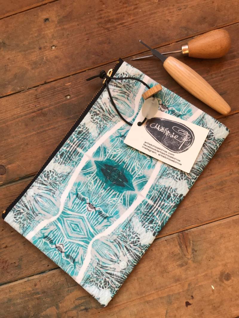 Bullauge Ateliertasche Aus Blauem Linolschnitt | Ausverkauf von ArtistChloeBirnie