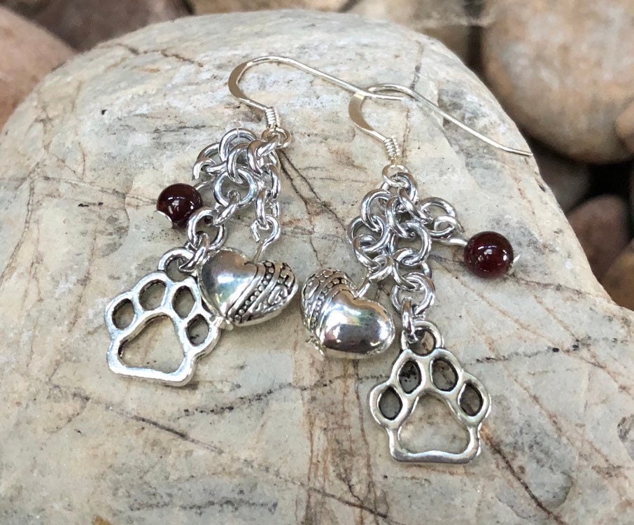 Pfote Granat Ohrringe - Tier Schmuck Haustier Baumeln Hundeohrringe Katzen Hund von ArtistCreationsKaren