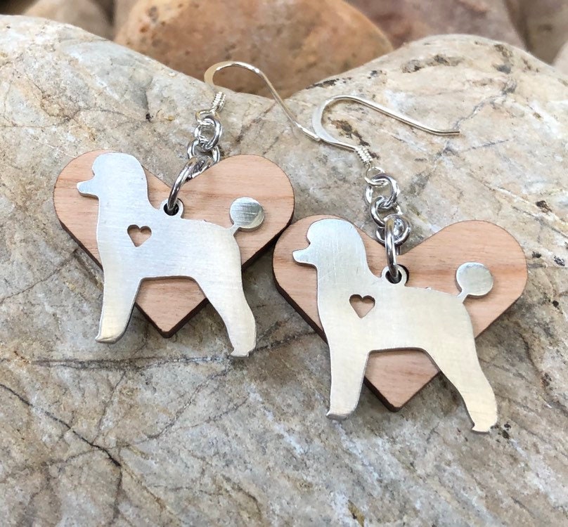 Pudel Hundeohrringe - Tropfenohrringe Pudelschmuck Schmuck Hundeliebhaber Holzherz Haustier von ArtistCreationsKaren