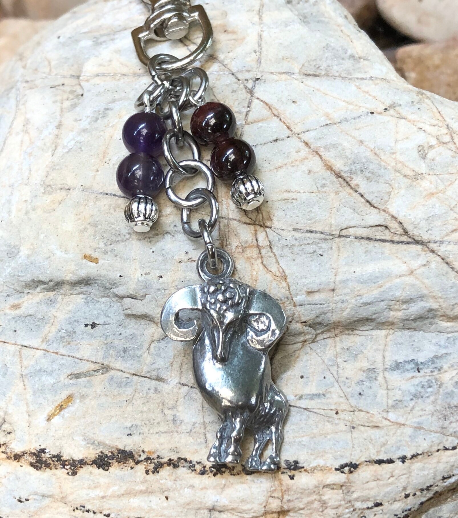 Widder Sternzeichen Schlüsselanhänger, Zinn Astrologie Zeichen Taschenanhänger, Edelstein, Charm von ArtistCreationsKaren