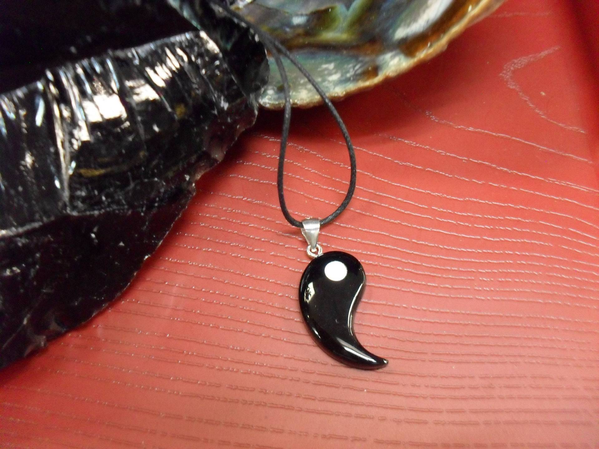 Ein Einseitiger Onyx Yin Yang Anhänger Ein Einseitiger Onyx Yin Yang Anhänger von ArtisticArtsNcraft