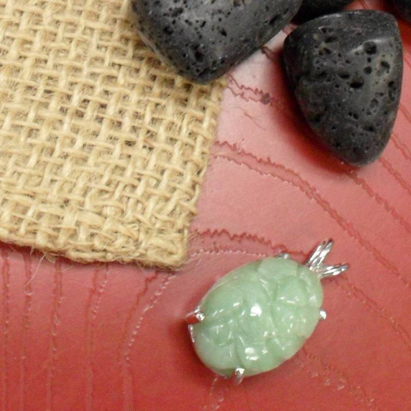 Ein Geschnitzter Jade-Anhänger von ArtisticArtsNcraft