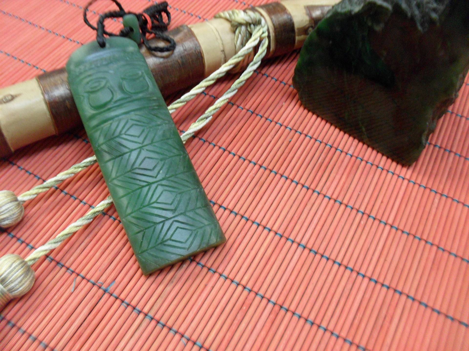 Ein Geschnitzter Jade Toki Anhänger Ein Geschnitzter Jade Toki Anhänger von ArtisticArtsNcraft