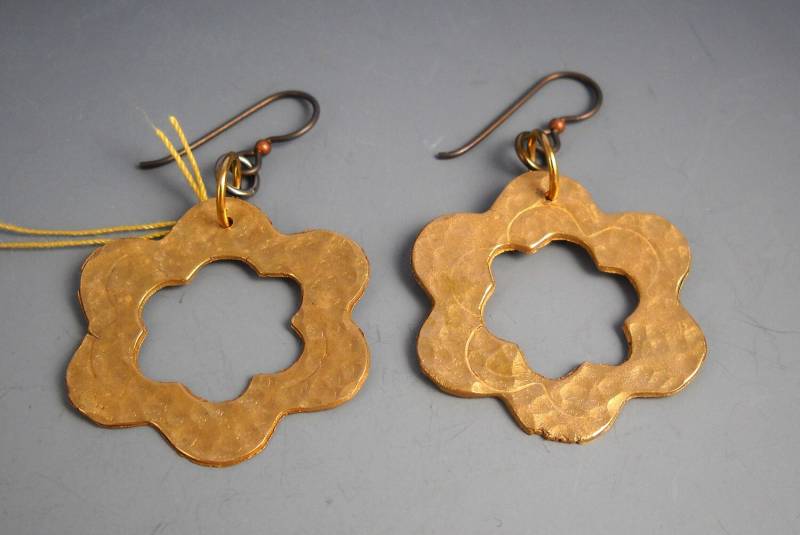 Bronze Edelmetall-Ton Dangle Floral Ausschnitt Ohrringe Khe1537 Mit Niob Ear Wires von ArtisticInnerChi