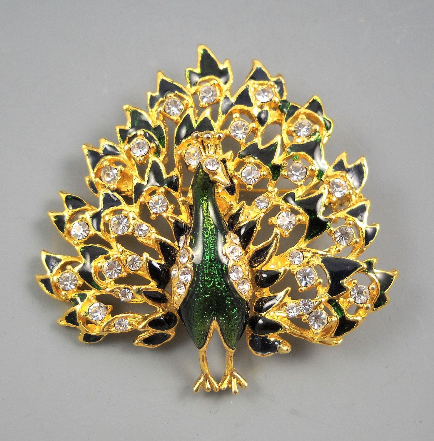 Goldtone Grünen Emaille Und Klar Crystal Pfau Pin Brosche von ArtisticInnerChi