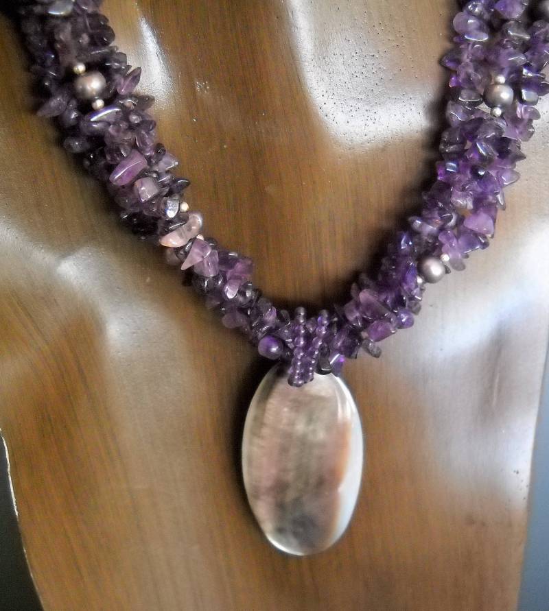 Perlmutt Anhänger Auf Drei Strang Amethyst Chip Und Graue Perle Vintage Perlenkette 18" Bis 20" Länge von ArtisticInnerChi