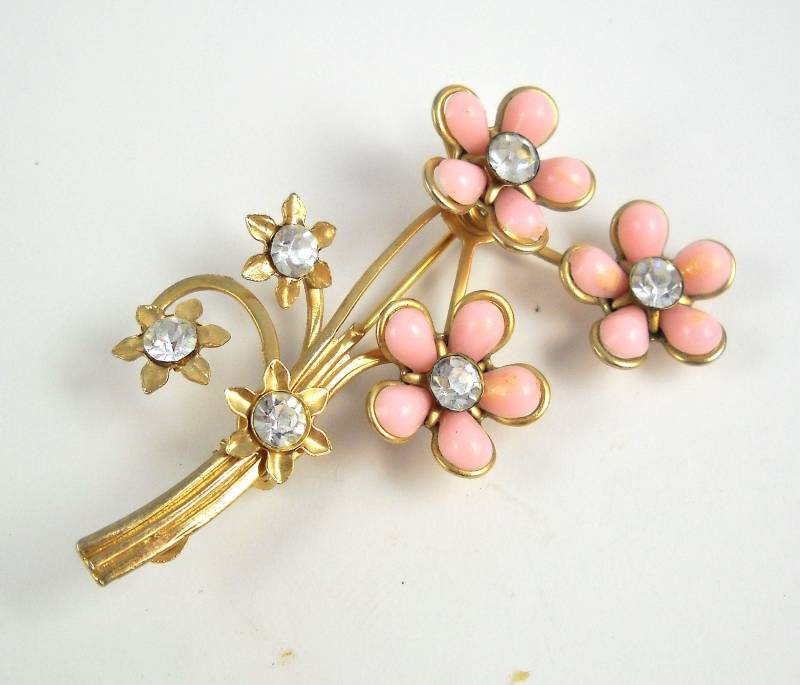 Rosa, Jahrgang 1950 Pin Brosche Opague Lucite Blütenblatt Und Strass-Center Blumen Goldtone von ArtisticInnerChi