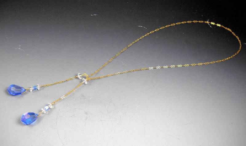 Zarte Lariat Mit Blauem Saphir Farbigen Facettierten Tropfen Auf Verknüpfte Goldton Kette 27" von ArtisticInnerChi