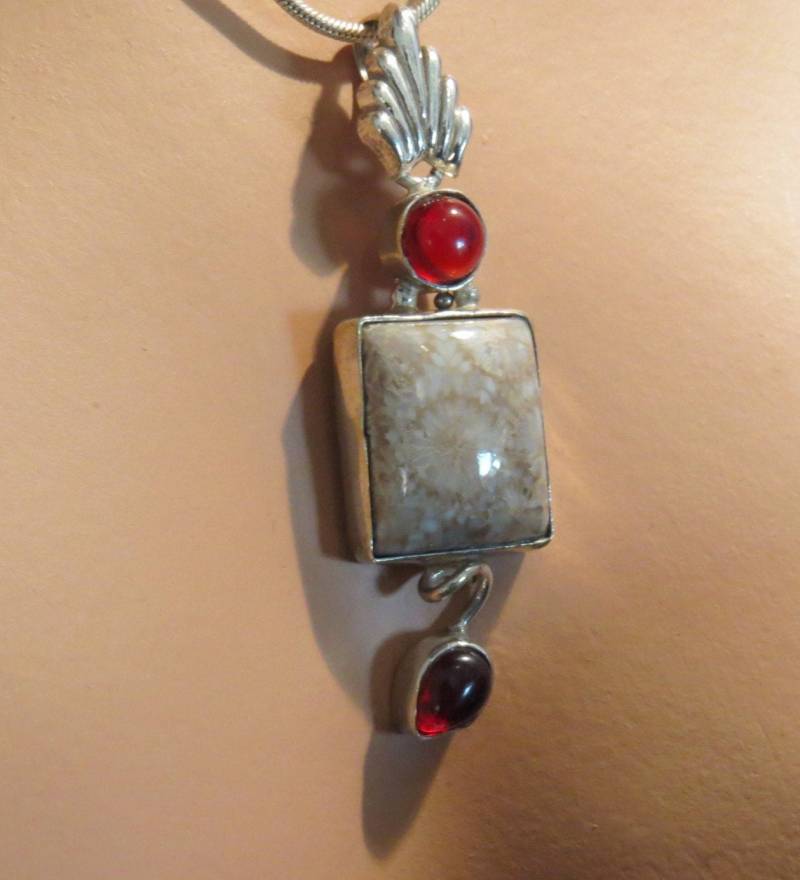 Koralle Fossil Jasper Und Roten Granat Halskette von ArtisticJewelrybyPLT
