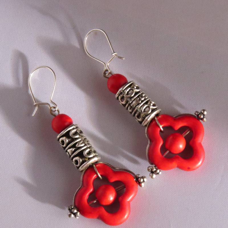 Rote Ohrringe, Howlite, Bali Perlen Und Sterling Silber Ohrwirrwaren von ArtisticJewelrybyPLT