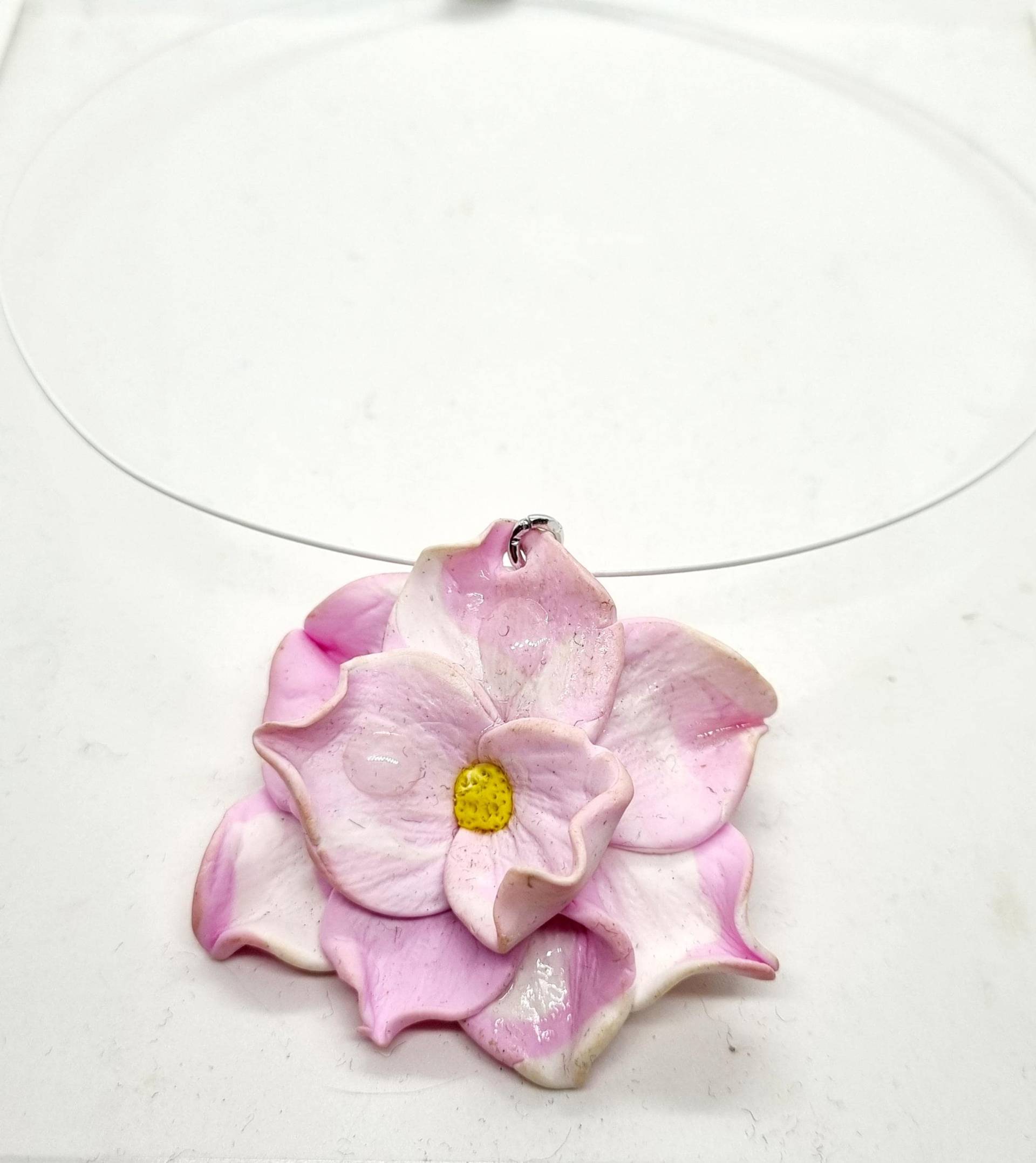 Handgemachte Blumen Halskette. Statement Halskette Aus Fimo Mit Wunderschöner Blüte Am Halsreifen Handgemachte Blumen Halskette. Statement Halskette Aus Fimo Mit Wunderschöner Blüte Am Halsreifen von ArtistjeweleryShop