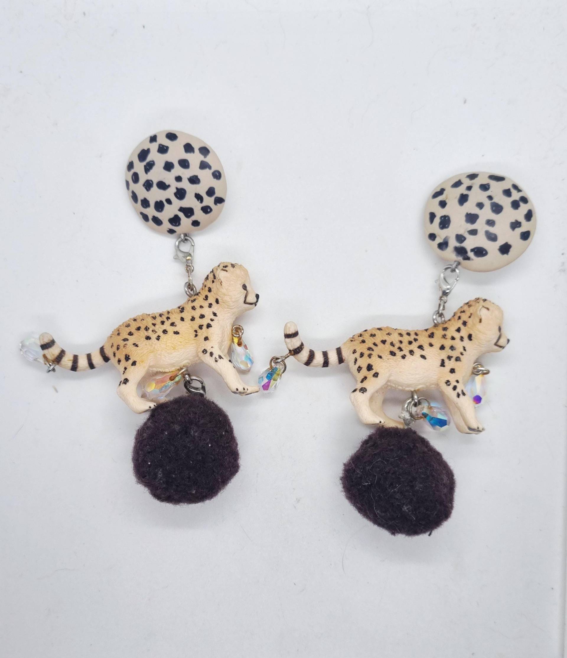 Niedliche Gepardenbaby Ohrringe Mit Pompons Und Swarovski Kristallen, Handgmachte Statementohrringe, Upcycling Von Kinderspielfiguren von ArtistjeweleryShop