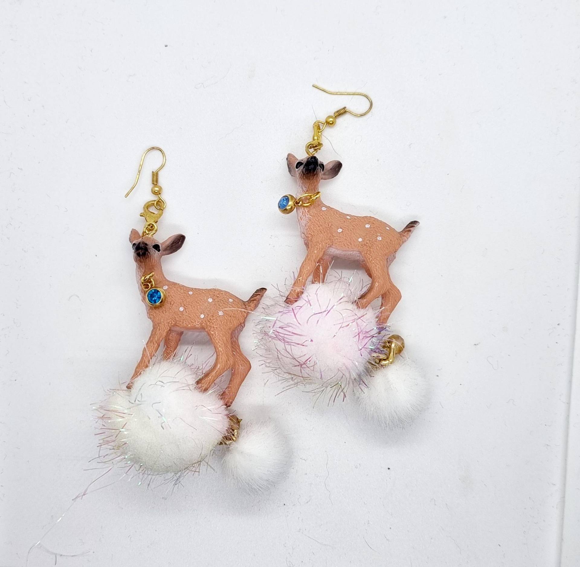 Niedliche Tier Ohrringe Mit Pompons Und Swarovski Kristallen, Handgemachte Upcycling Statement Ohrringe, Tierfigur Als Geschenk Niedliche Tier Ohrringe Mit Pompons Und Swarovski Kristallen, Handgemachte Upcycling Statement Ohrringe, Tierfigur Als Geschenk von ArtistjeweleryShop