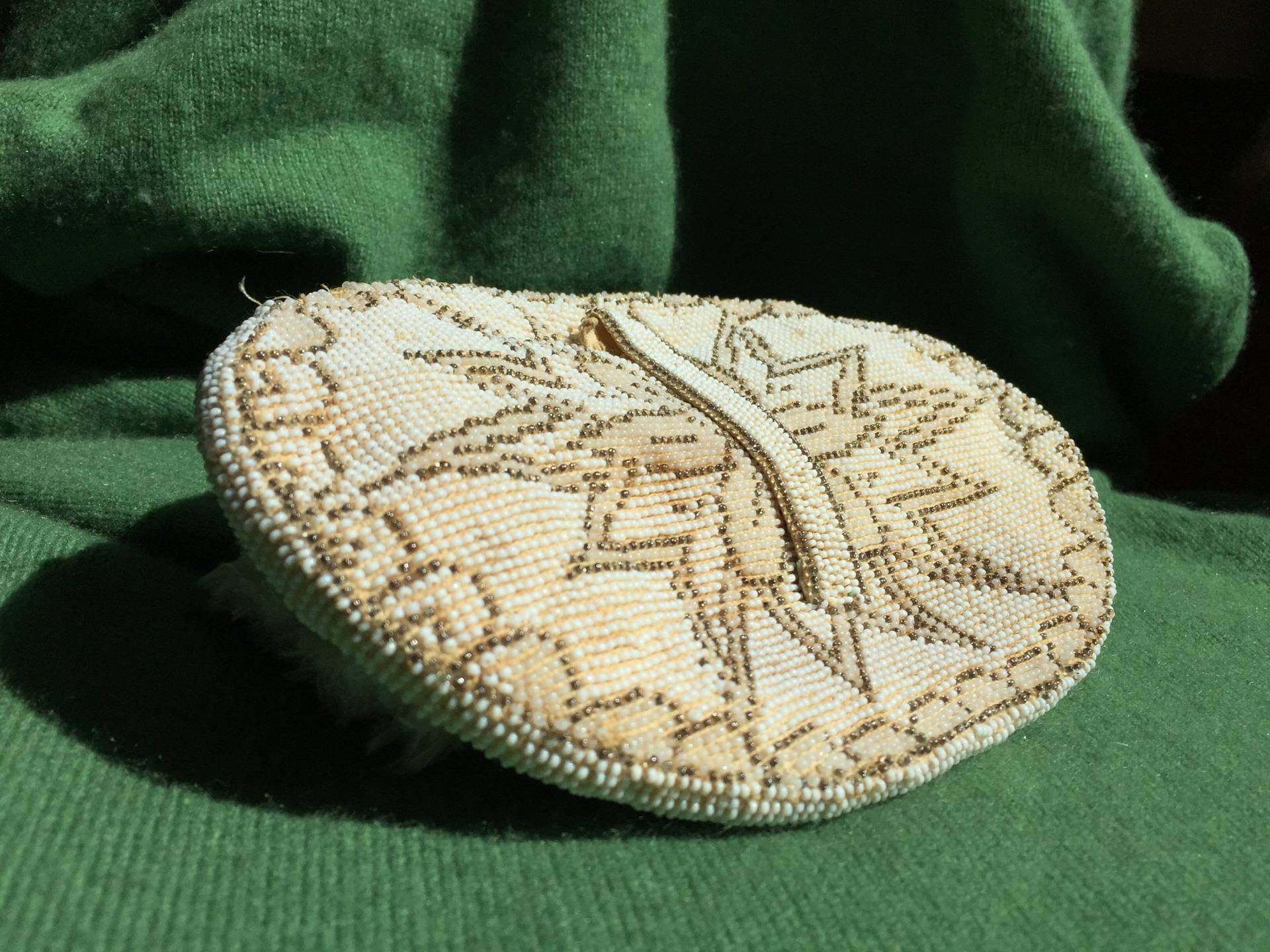 20Er Jahre Seide, Leinen Perlen/Tschechoslowakei Handtasche Chrime Metall Zart Und Dennoch Dauerhaft Devine Art-Deco-Perlen-Design von ArtistryVintage