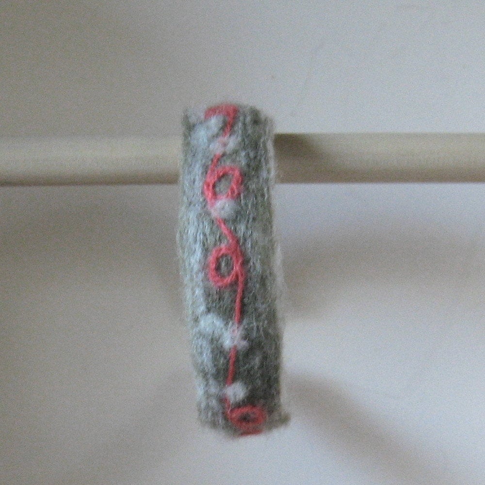 Handgefilztes Stirnband Aus 100% Hellgrüner Wolle Mit Pinkem Garndesign Und Wollbüschel von ArtistryWithWool