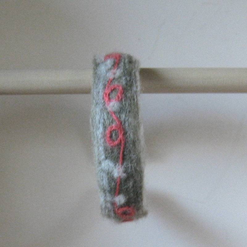 Handgefilztes Stirnband Aus 100% Hellgrüner Wolle Mit Pinkem Garndesign Und Wollbüschel von ArtistryWithWool