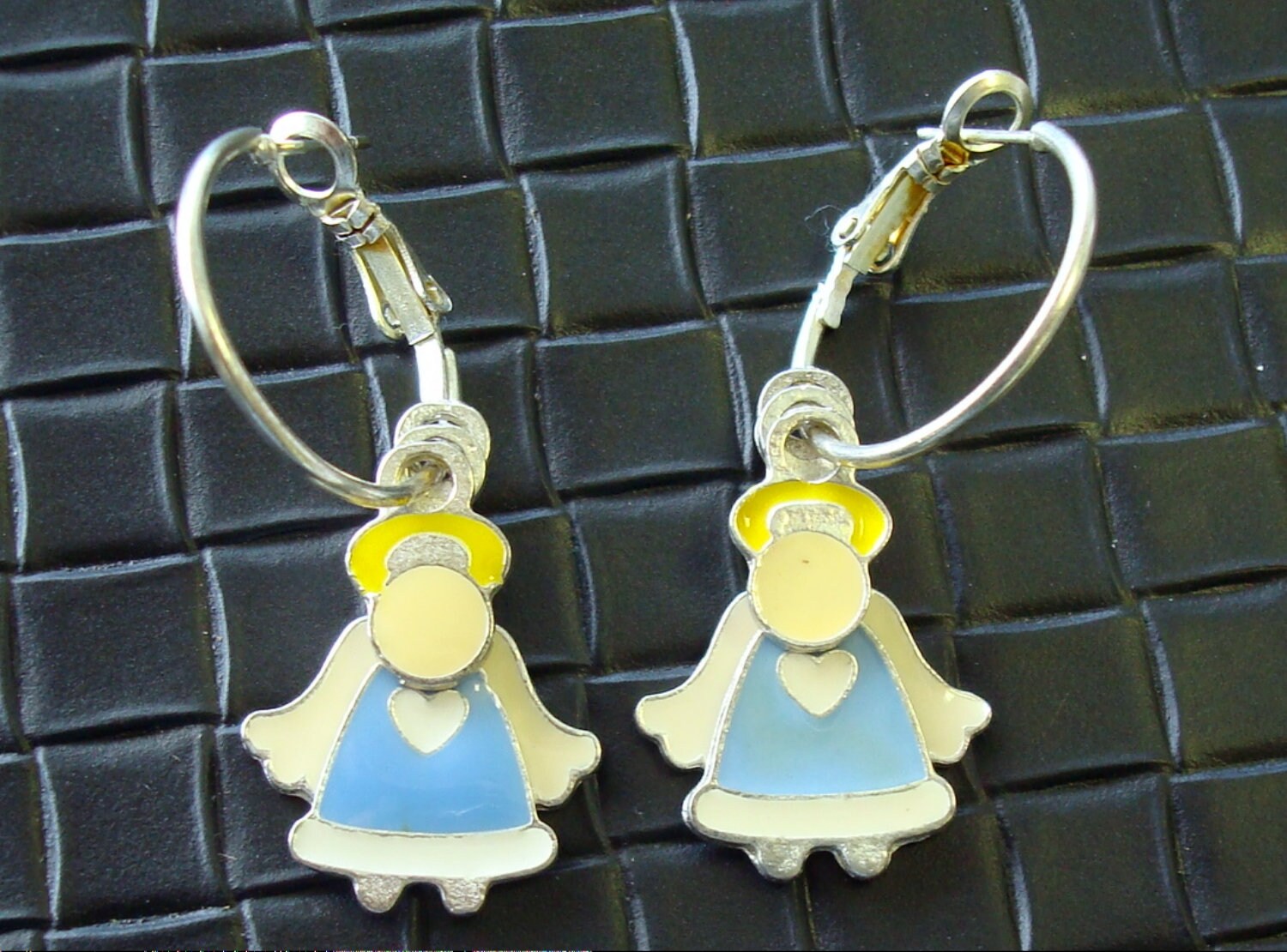 Engel Ohrringe, Dreifach Emaillierte Charms An Versilberten Creolen von Artistrywithbeads