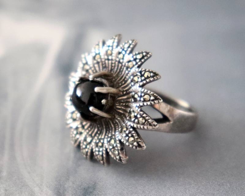 Markasit Onyx Blume Silber Ring 90S | Chunky Damen Handgemachter Vintage Edelstein Cocktail Größe 17 von ArtisuStudio