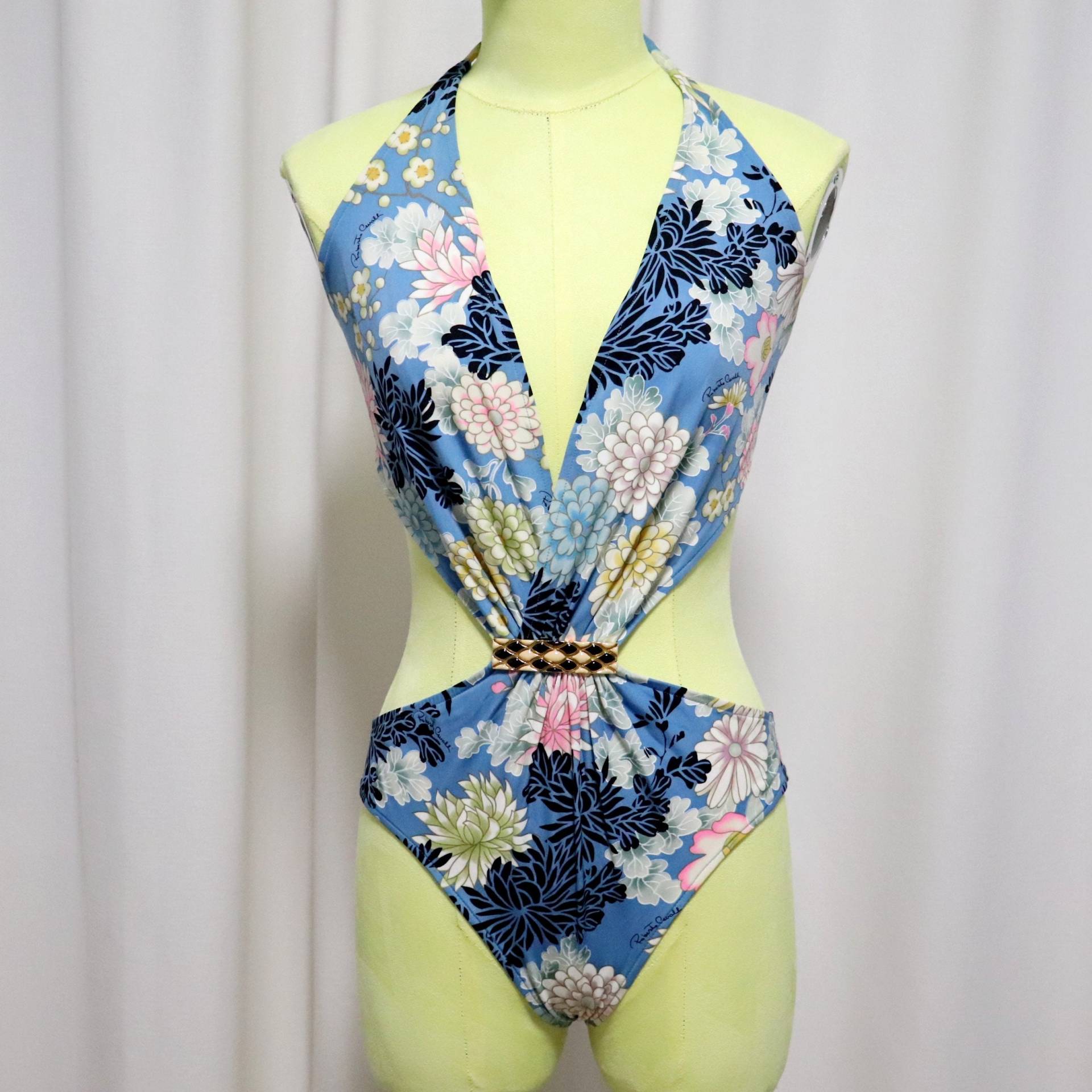 Vintage Roberto Cavalli Badeanzug Mit Brosche Und Blauem Blumendruck One Piece | Italien Größe 42| Luxuriöse Monikini Beachwear Vintage Roberto Cavalli Badeanzug Mit Brosche Und Blauem Blumendruck One Piece | Italien Größe 42| Luxuriöse Monikini Beachwear von ArtisuStudio