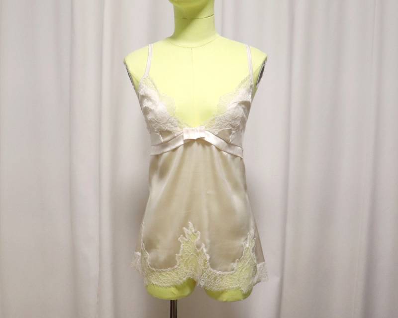 Vintage Elfenbeinfarbenes Seidenhemdchen Mit Spitze - Cotton Club Made in Italy von ArtisuStudio