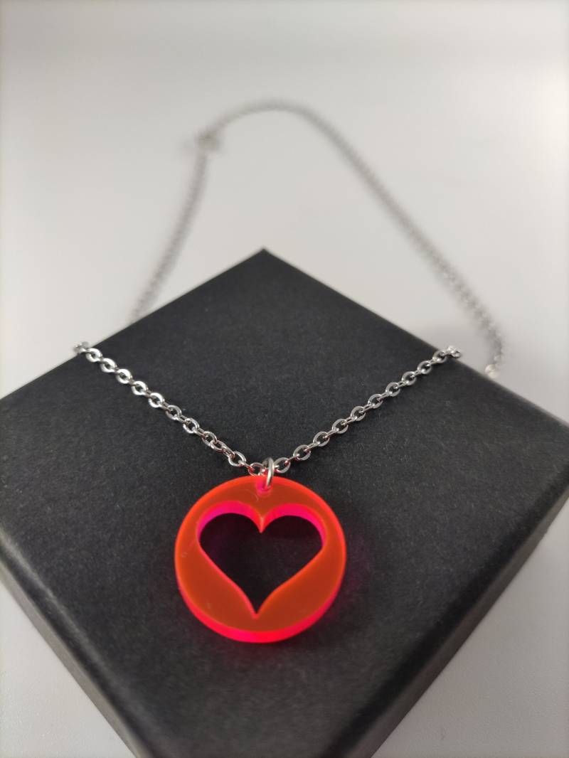 Rote Acryl Herz Anhänger Kette, Schmuck, Upcycling Handgemachte Halskette Rote Acryl Herz Anhänger Kette, Schmuck, Upcycling Handgemachte Halskette von ArtivoCro