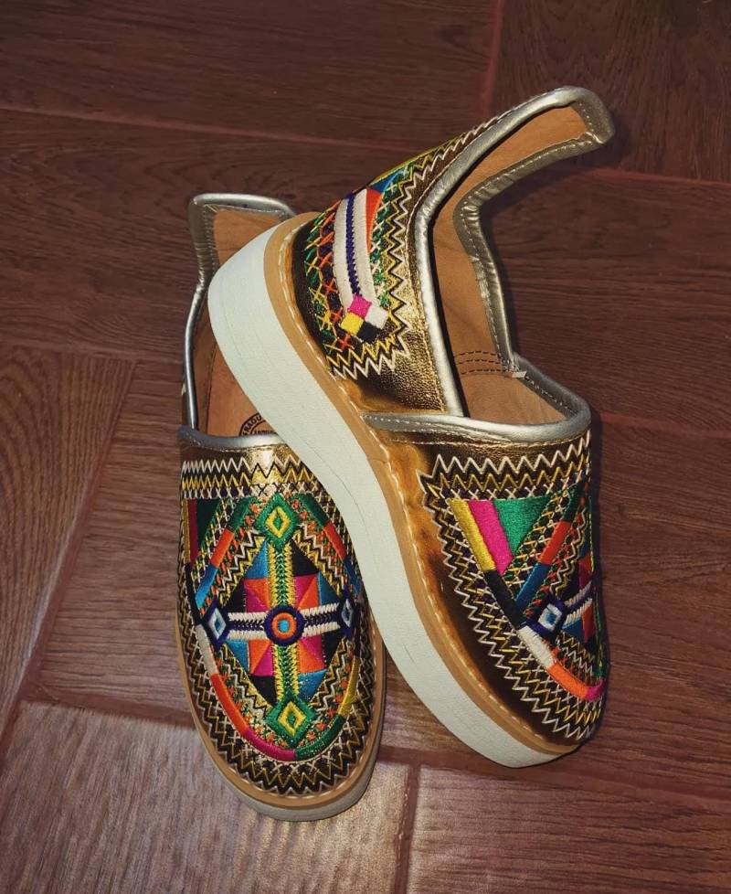 Handgefertigte Traditionelle Bunte Stickschuhe | Festival Ethno Slipper Boho Kunsthandwerk Schuhe von ArtizanDE