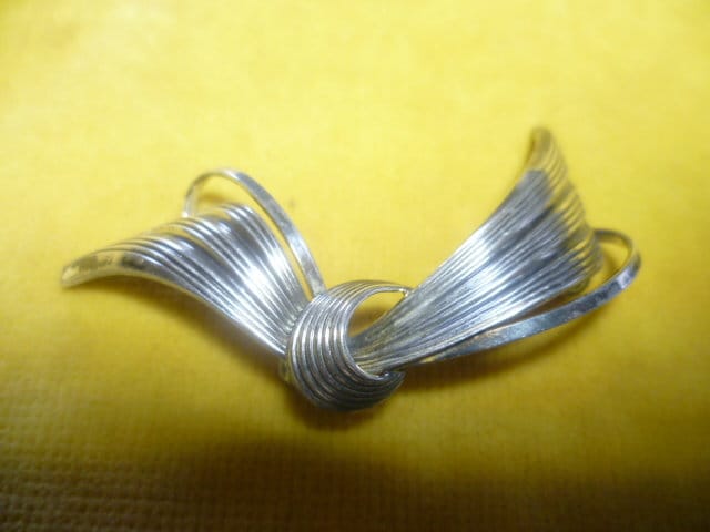 Art Nouveau Silberbrosche in Blattform. Gemarkt Mit Silbergehalt 835 Und Meistermarke Tk = Tonny Bjørn Klentz, Dänemark Art Nouveau Silberbrosche in Blattform. Gemarkt Mit Silbergehalt 835 Und Meistermarke Tk = Tonny Bjørn Klentz, Dänemark von Artkunst24