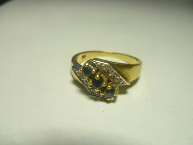 Geldanlage Gold 750 Brilliant Saphir Ring Gelb Um 1960 =6 Je 0, 03= O0, 1Karat 3 Saphire Alleine300Euro Geldanlage Gold 750 Brilliant Saphir Ring Gelb Um 1960 =6 Je 0, 03= O0, 1Karat 3 Saphire Alleine300Euro von Artkunst24