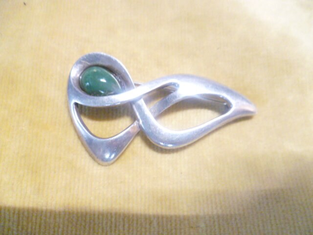 Jade Besetzte Art Deko Brosche Verschlungene Schleifenform Massiv Silber Sicherheitsverschluss Modelnummer 58 Sterlingsilber 935 Jade Besetzte Art Deko Brosche Verschlungene Schleifenform Massiv Silber Sicherheitsverschluss Modelnummer 58 Sterlingsilber 935 von Artkunst24