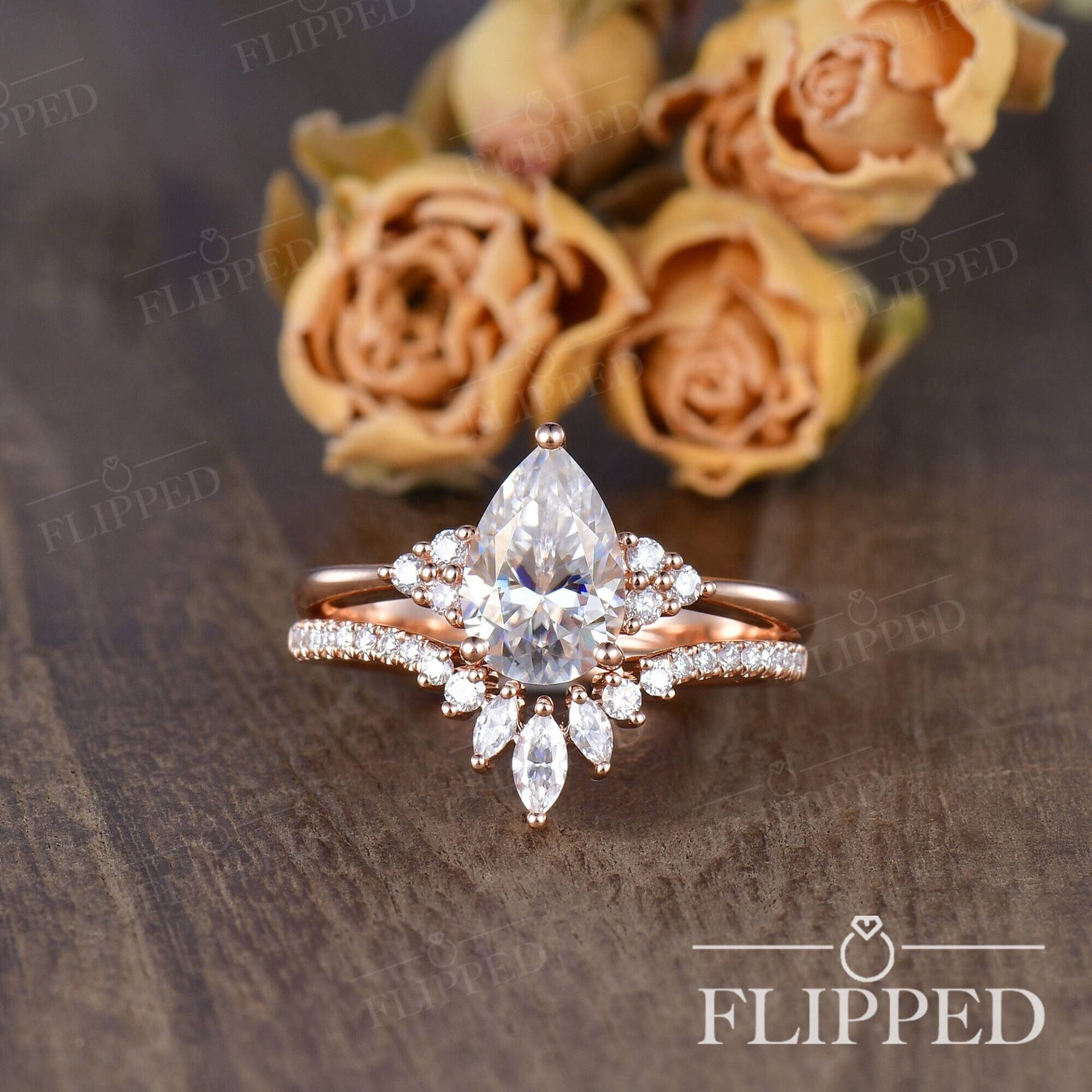 1.5Ct Birne Moissanite Braut Set Rose Gold Verlobungsring Cluster Ehering 2 Stück Einzigartige Marquise Band Chevron von ArtlandUS