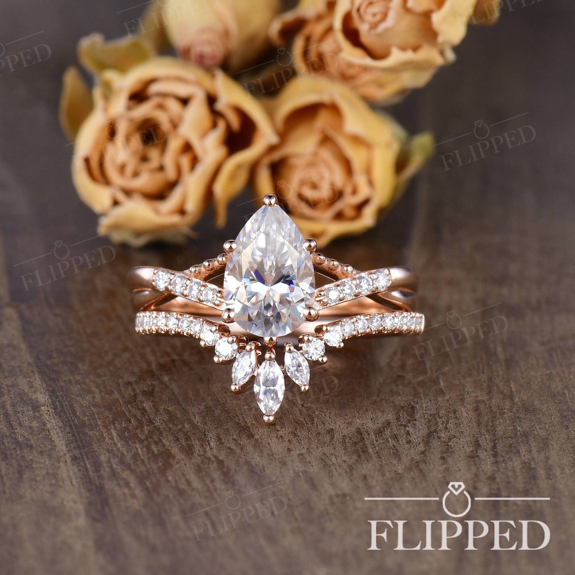 1.5Ct Birnenförmige Moissanite Braut Set Verlobungsring Rosegold Split-Schaft-Ring Diamant-Cluster-Ring Marquise-Schliff Ehering von ArtlandUS