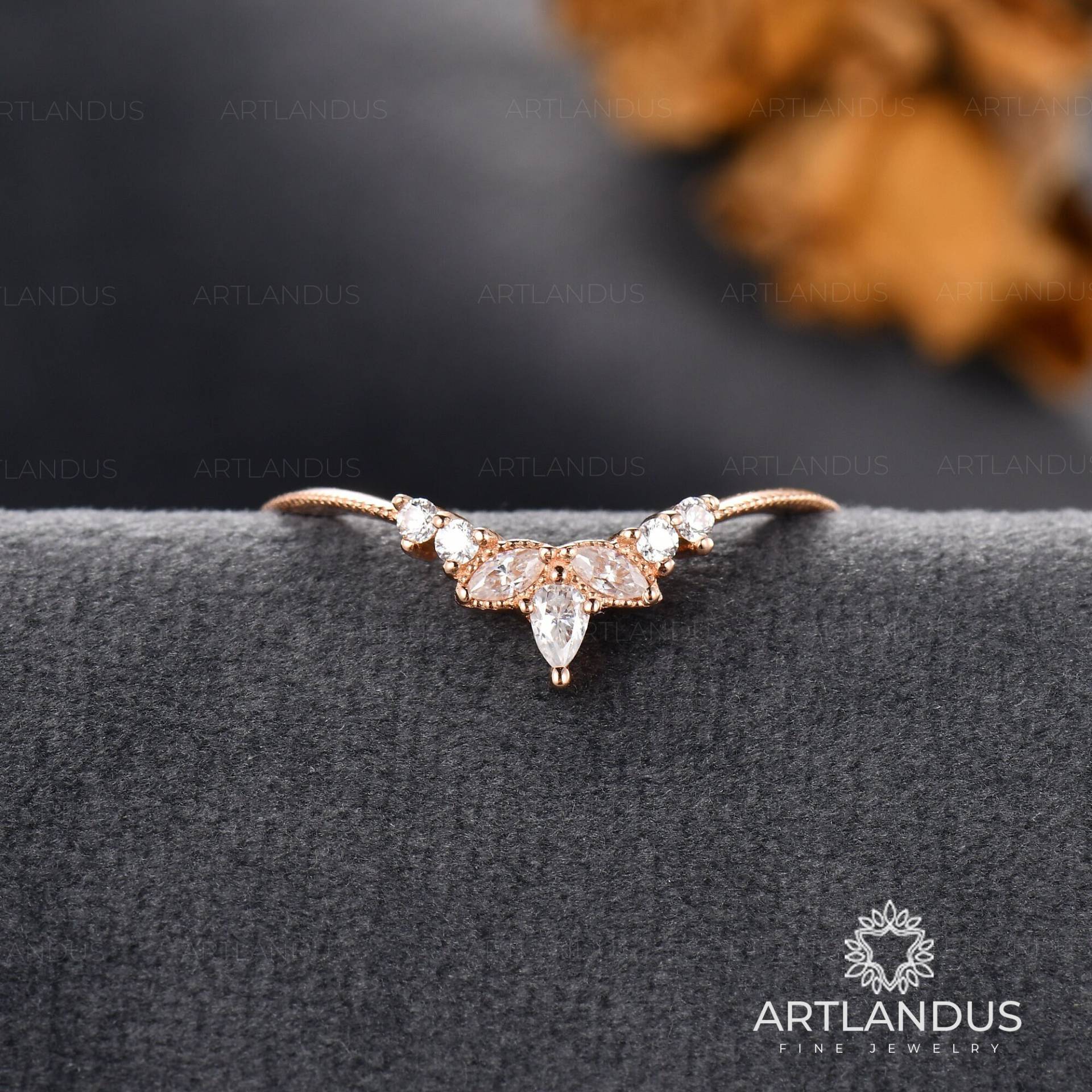 Art-Deco-Ehering Rose Gold Gebogen Moissanite Passende Band Birnenförmige Diamant Stacking Ring Milgrain Chevron Nach Maß Frauen von ArtlandUS