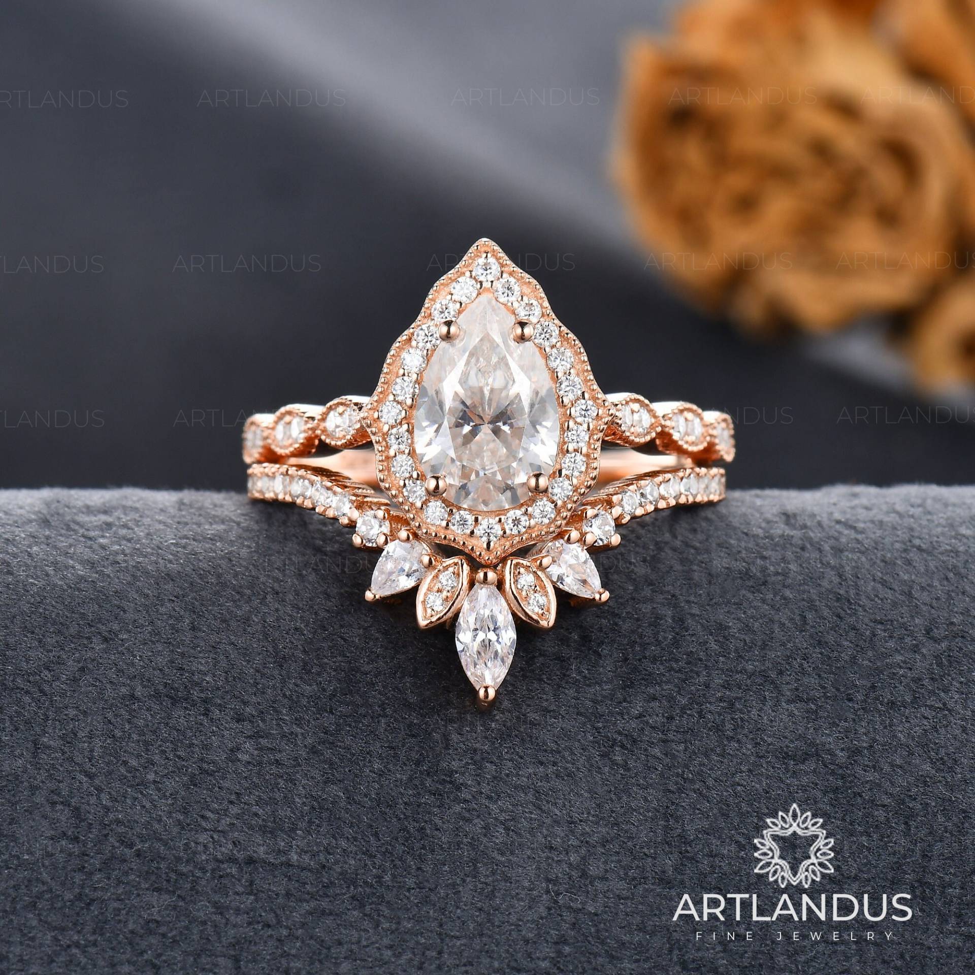 Art Deco Moissanite Verlobungsring Set Rose Gold Birnenförmige Braut Rebe Blume Halo Diamant Ehering Gebogenes Milgrain Band 2 Stück von ArtlandUS