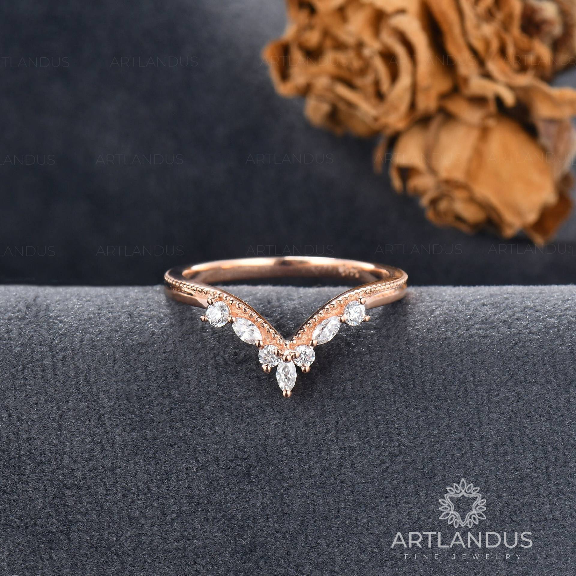 Gebogener Moissanite Ehering Frauen Rose Gold Marquise Matching Band Custom Fit Diamant Stapelring Milgrain von ArtlandUS