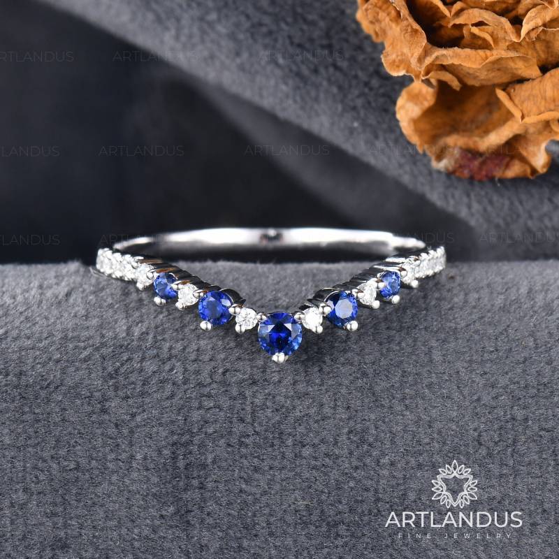 Geschwungener Saphir Ehering Weißgold Frau September Geburtsstein Passender Ring Diamant Stapelring Custom Fit Band von ArtlandUS