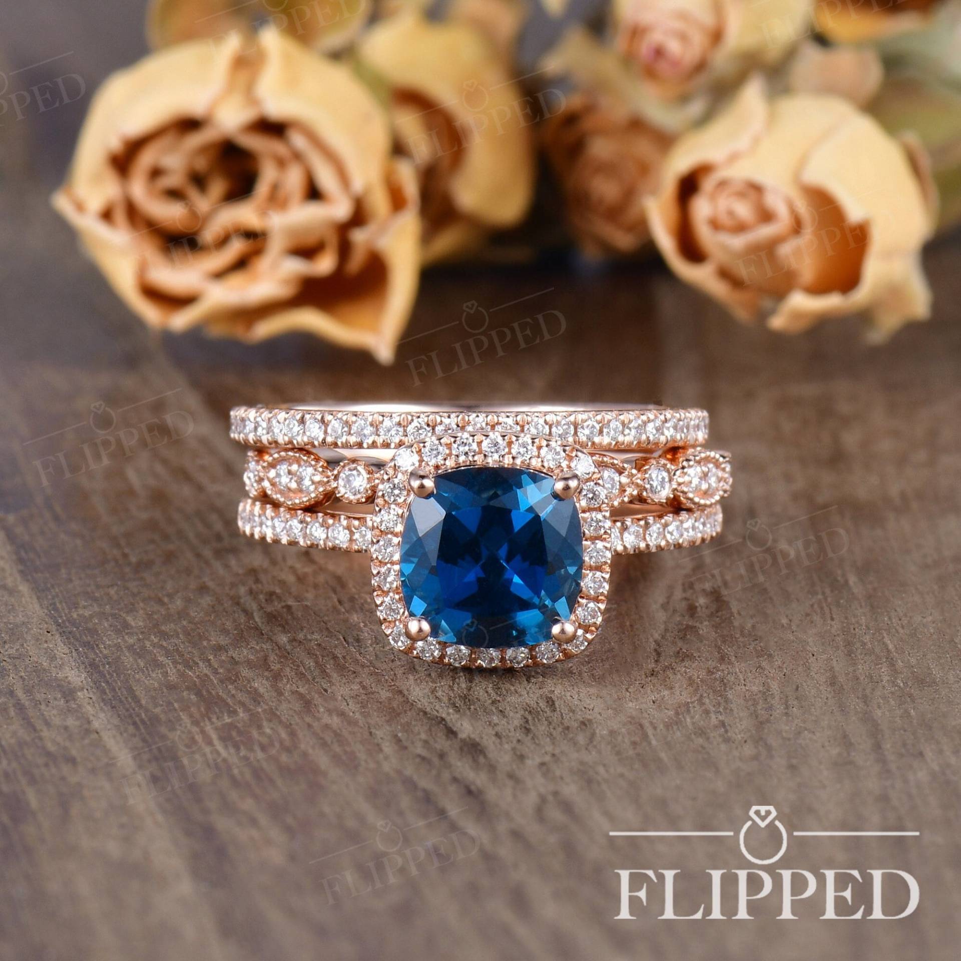 Kissenschliff Sapphire Verlobungsring Set 3 Stück Art Deco Halbe Ewigkeit Ehering Diamant Halo Ring Frau Antik September Birthstone von ArtlandUS