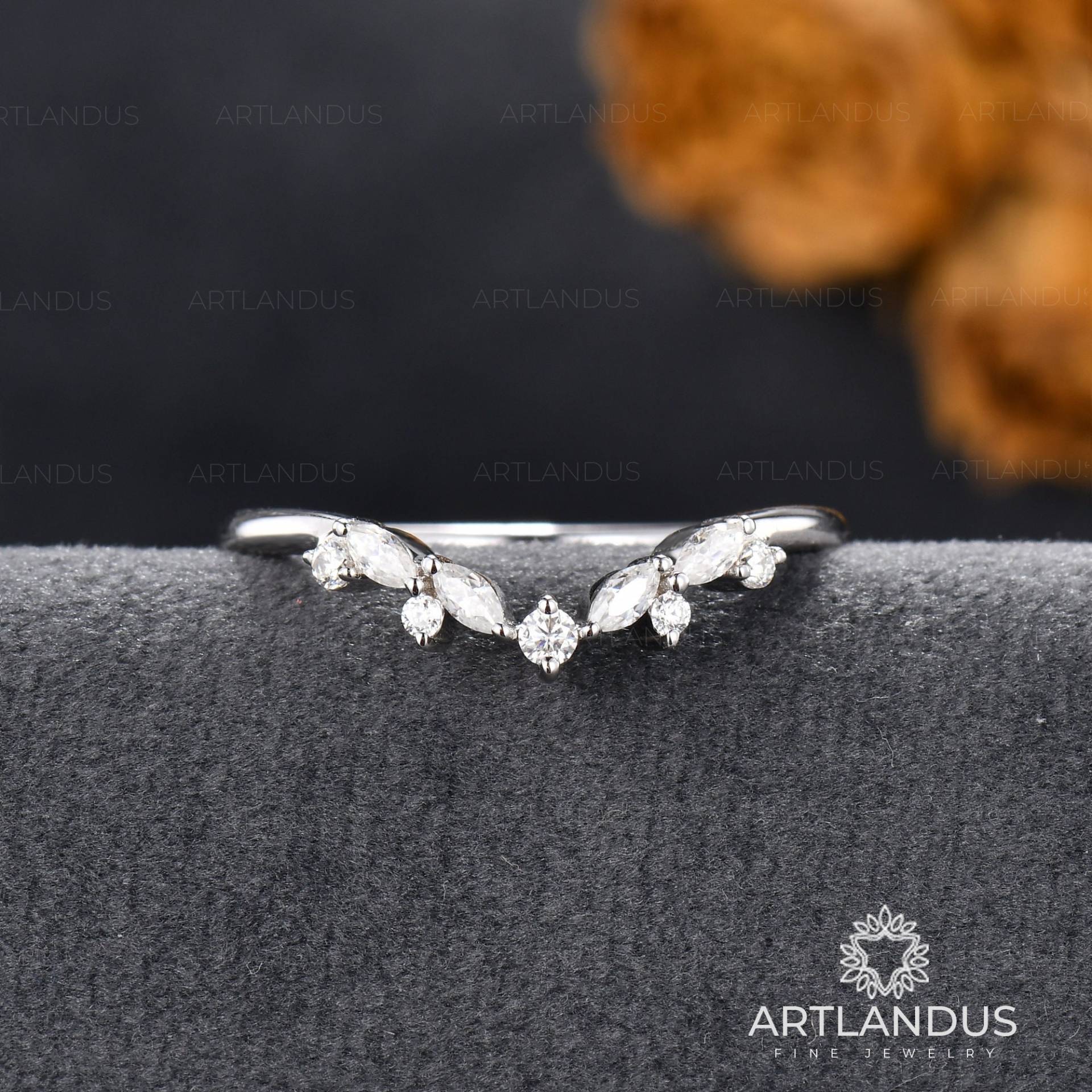 Marquise Curved Moissanite Wedding Band Cluster Einzigartige V-Förmige Diamant Chevron Passende Stapel Zierliche Braut Versprechen Nach Maß von ArtlandUS