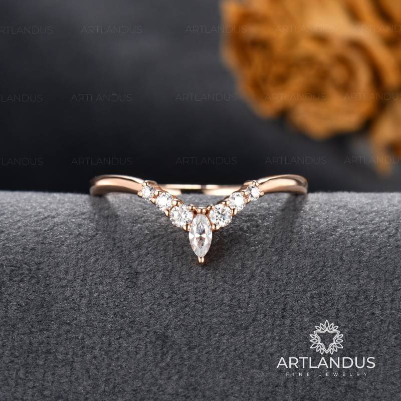Marquise Ehering Damen Roségold Custom Fit Versprechensring Mini Moissanit Chevron Ring V-Förmiges Band von ArtlandUS