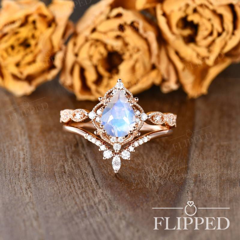 Mondstein Verlobungsring Set Rosegold Brautring Art Deo Ehering Oval Blau Facettierter Ring Cluster Chevron von ArtlandUS