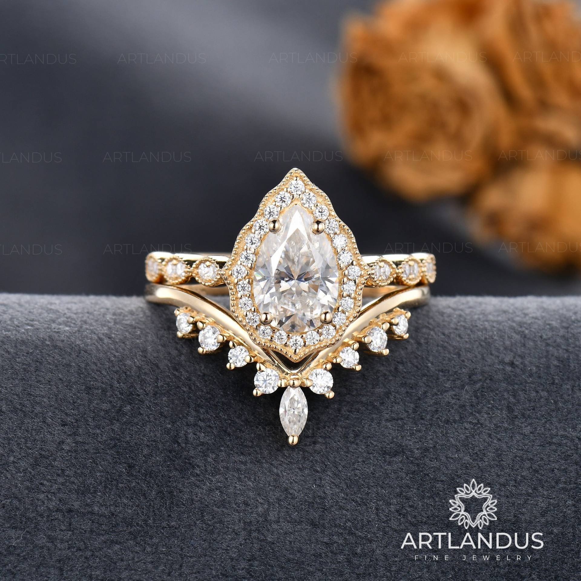 Vintage Moissanite Verlobungsring Set Rose Gold Pear Förmig Braut Vine Flower Halo Diamant Ehering Gebogen Milgrain Band 2stk von ArtlandUS