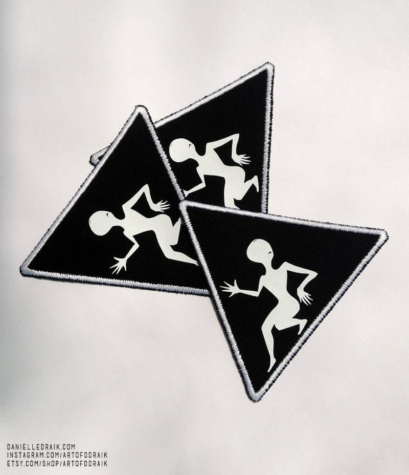 Limitierte Auflage Von 25 - Glow in The Dark Triangle Bestickter Aufnäher The Ups & Downs Of Mistakes 3 Zoll von ArtofDDraik