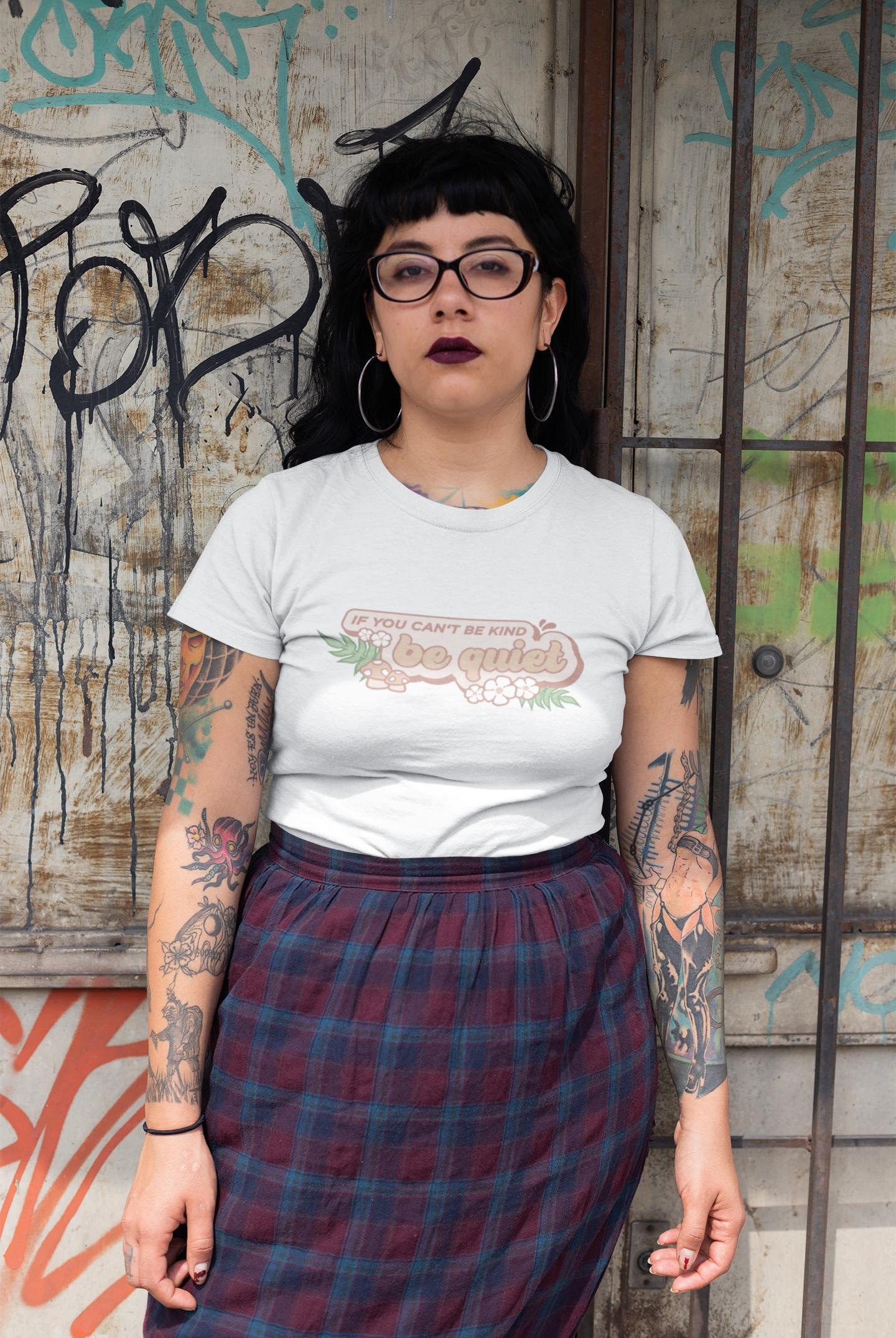 Unisex T-Shirt Mit Druck - Be Quiet von ArtoriaPrintShop