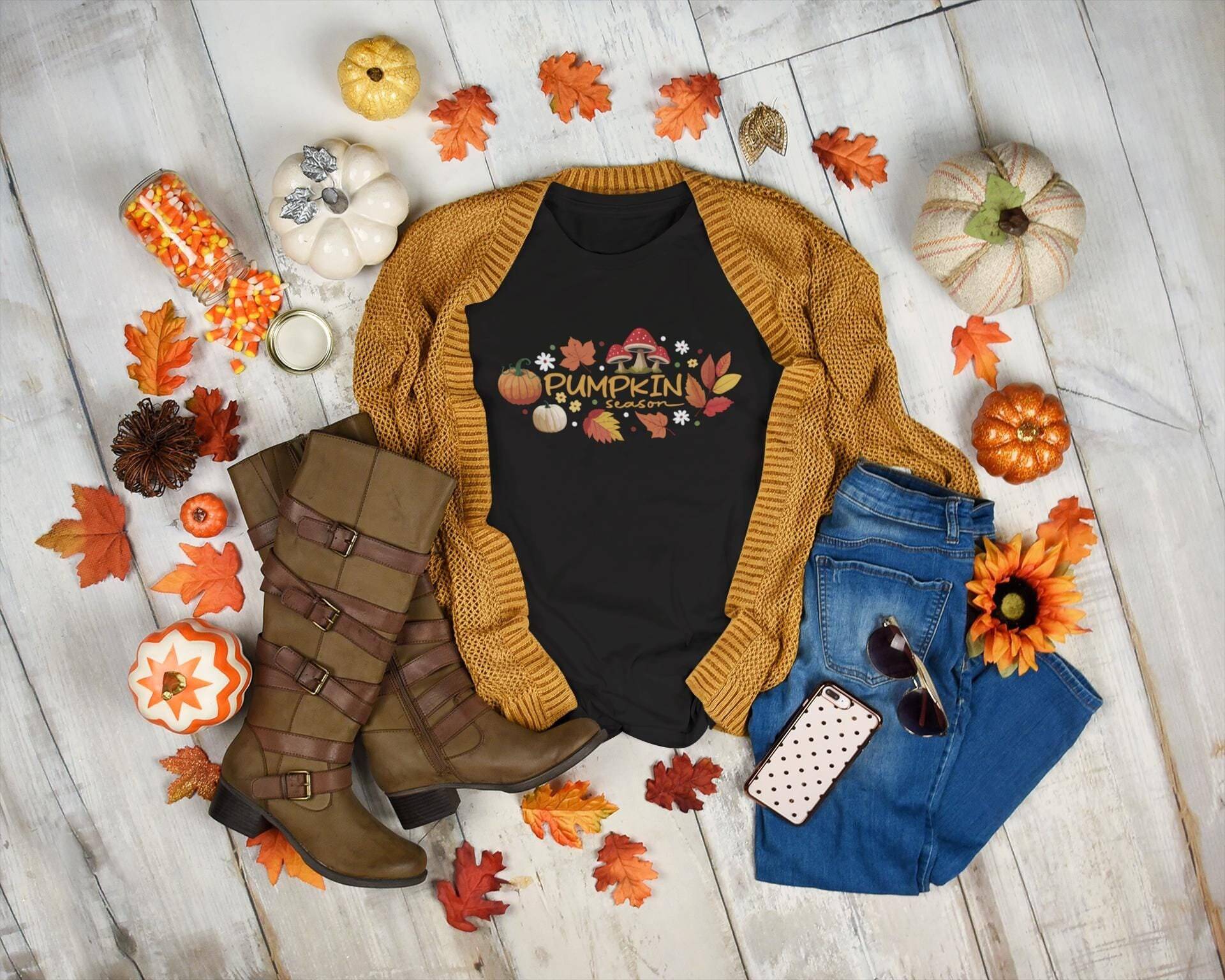 Unisex T-Shirt Mit Druck - Pumkin Season | Kürbis/Shirt Spruch Herbst Halloween Thanksgiving Blumen Fliegenpilz von ArtoriaPrintShop