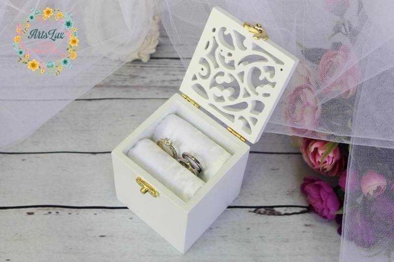 Sperrholz-Ehering-Träger-Box Weißer Satin-Ringhalter Sperrholz-Ehering-Träger-Box Weißer Satin-Ringhalter von ArtsLux